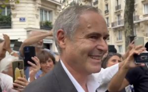 Le Professeur Perronne soutenu à travers toute la France